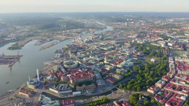 Göteborg, İsveç. Şehrin panoraması ve Goeta Elv nehri. Şehrin tarihsel merkezi. Gün batımı. 4K — Stok video