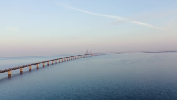 オレンジ色の橋。スウェーデンとデンマークの間に人工島を持つ長いトンネル橋。 — ストック動画