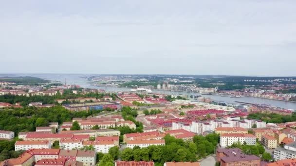 Göteborg, Sverige. Alvsborgsbron. (Elvsborgsbrunn) Panorama av stadens centrala del. Molnigt väder. 4K — Stockvideo