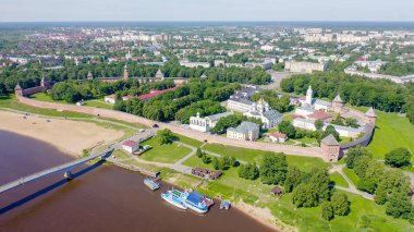 Veliky Novgorod, Rusya. Novgorod Kremlin (Detinets), Volkhov Nehri. Şehir üzerinde uçuş, Drone Gönderen 