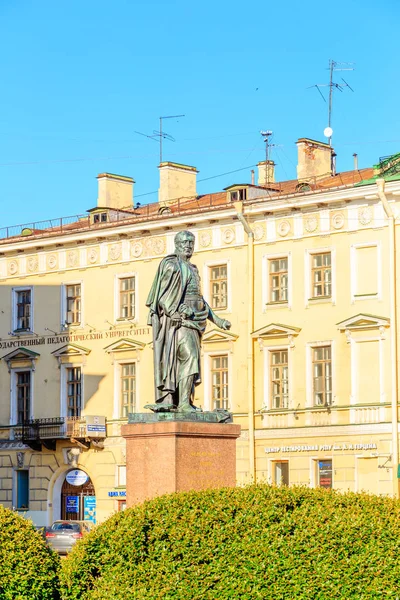 San Petersburgo, Rusia - 18 de junio de 2019: Monumento a M. B. Barcla —  Fotos de Stock
