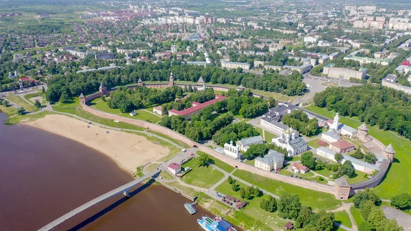 韦利基·诺夫哥罗德，俄罗斯。诺夫哥罗德克里姆林宫（德迪内茨），沃尔霍夫河。飞过城市，从无人机 — 图库照片