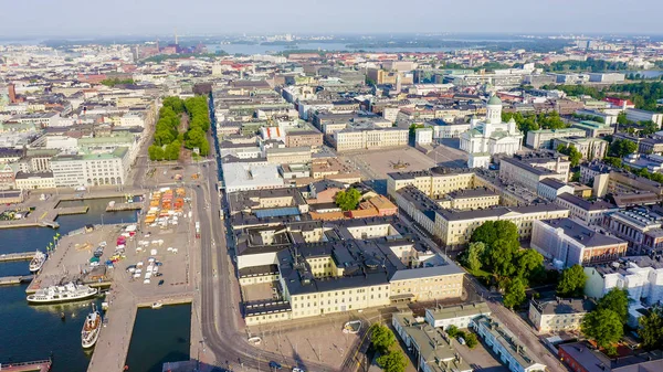 Helsingfors, Finland. Stadscentrum antenn utsikt. Helsingfors domkyrka. Senatstorget. Market Square, från Drone — Stockfoto