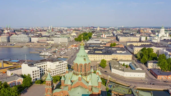 Helsinki, Finland. Stadscentrum luchtfoto. Kathedraal van de Hemelvaart, van Drone — Stockfoto