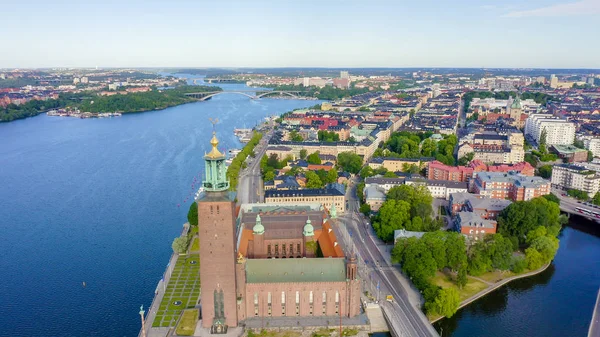 Estocolmo, Suécia. Câmara Municipal de Estocolmo. Stockholms Stadshus. Construído em 1923, tijolo vermelho prefeitura, De Drone — Fotografia de Stock