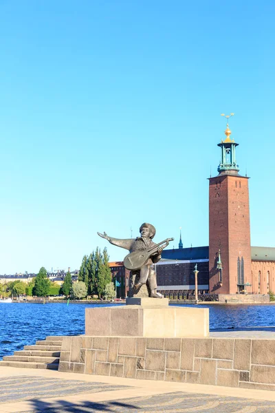 Стокгольм, Швеция - 23 июня 2019 года: Статуя Эверта Таубе на Ридде — стоковое фото