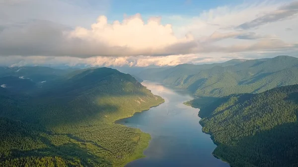Panoramic view of Lake Teletskoye, Climbing to the clouds. Russia, Altai. Mountains covered with forests, From Drone — Stock Photo, Image