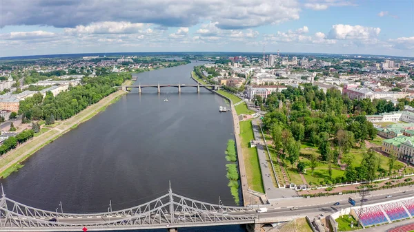 Tver şehrinin panoraması, Rusya. Havadan görünüm. Volga Nehri, Drone'dan — Stok fotoğraf