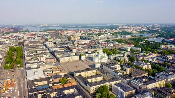 Helsinki, Finland. Stadscentrum luchtfoto. Kathedraal van Helsinki. Senaatsplein. Marktplein, van Drone — Stockfoto