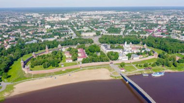 Veliky Novgorod, Rusya. Novgorod Kremlin (Detinets), Volkhov Nehri. Şehir üzerinde uçuş, Drone Gönderen 