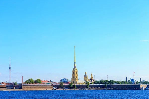 Saint-Petersburg, Russia. The spire of the Peter and Paul Cathed — Stock Photo, Image