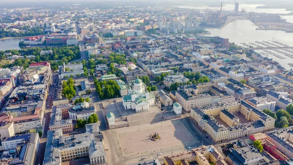 Helsingfors, Finland. Stadscentrum antenn utsikt. Helsingfors domkyrka. Senatstorget, från Drone — Stockfoto