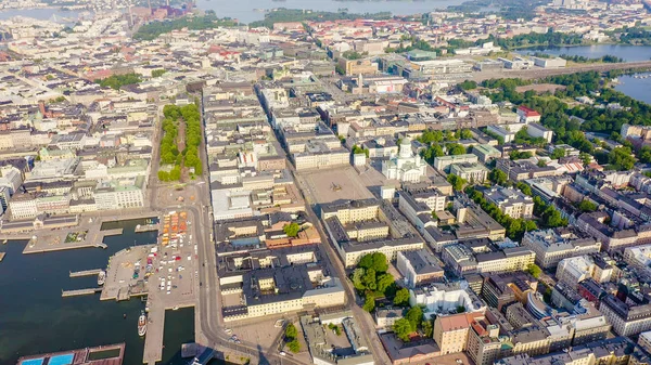 Helsingfors, Finland. Stadscentrum antenn utsikt. Helsingfors domkyrka. Senatstorget. Market Square, från Drone — Stockfoto