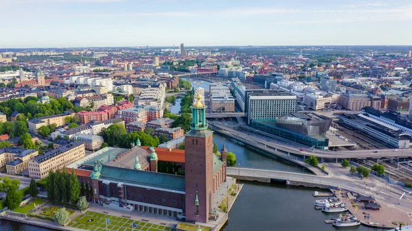 Estocolmo, Suecia. Ayuntamiento de Estocolmo. Stockholms stadshus. Construido en 1923, ayuntamiento de ladrillo rojo, de Drone — Foto de Stock