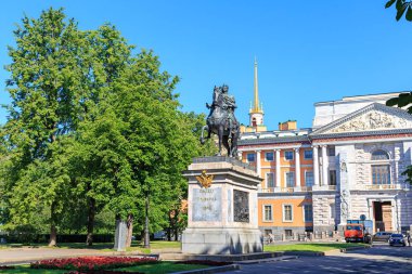 Saint-Petersburg, Rusya - 18 Haziran 2019: Peter Anıtı 