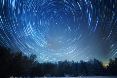 Yıldızlı gökyüzü kutup yıldızı döner. F içinde iz bırak