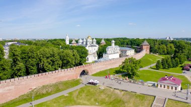 Veliky Novgorod, Rusya. Novgorod Kremlin (Detinets), Volkhov Nehri. Şehir üzerinde uçuş, Drone Gönderen 