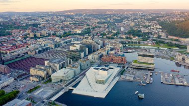Oslo, Norveç. Oslo Opera Binası. Operahuset Oslo. Şehre bakan manzara, Drone'dan 