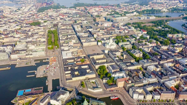 Helsinki, Finlandia. Centro de la ciudad vista aérea. Catedral de Helsinki. Plaza del Senado. Plaza del Mercado, desde el dron — Foto de Stock