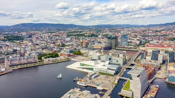 Oslo, Norveç. Şehir merkezi havadan. Embankment Oslo Fiyort. Oslo Opera Binası, Drone'dan 