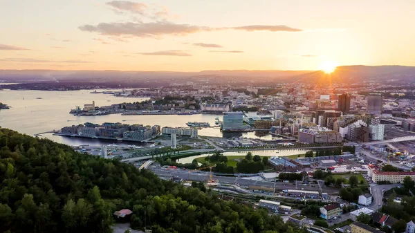 Oslo, Noorwegen. Uitzicht op de stad tijdens zonsondergang. Terug licht. Het centrale deel van de stad, van Drone — Stockfoto