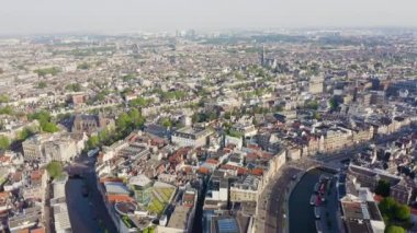 Amsterdam, Hollanda. Şehrin çatılarında uçuyor. Kentsel nakliye kanalları ile şehrin tarihi bölümü. 4k