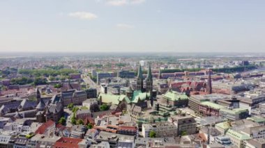 Bremen, Almanya. Bremen'in tarihi kısmı, eski şehir. Bremen Katedrali ( St Petri Dom Bremen ). Uçuşta görüntüle. 4k