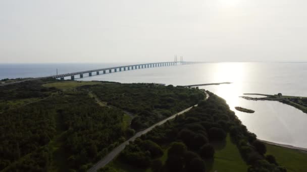 Puente Oresund. Un largo túnel y puente con una isla artificial entre Suecia y Dinamarca.. 4K — Vídeos de Stock