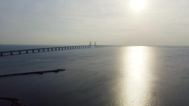 Mostu Oresund. Długi tunel i most ze sztuczną wyspą między Szwecją a Danią.. 4K — Wideo stockowe