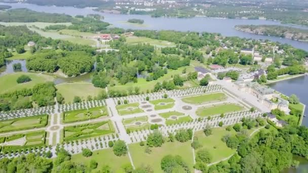 Stockholm, İsveç. Drottningholm. Drottningholms Slott. Çin pavyonu, tiyatrosu ve bahçeleri olan iyi korunmuş bir kraliyet konutu. 4K — Stok video