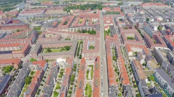 Copenhague, Dinamarca. Techos rojos del distrito de Outer Osterbro de Copenhague. Vista aérea. 4K — Vídeo de stock