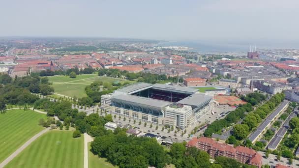 Kopenhadze, Dania. Stadion Parken (Telia Parken) – Stadion w Kopenhadze. Miejsce meczów UEFA Euro 2020. Widok z lotu ptaka. 4K — Wideo stockowe