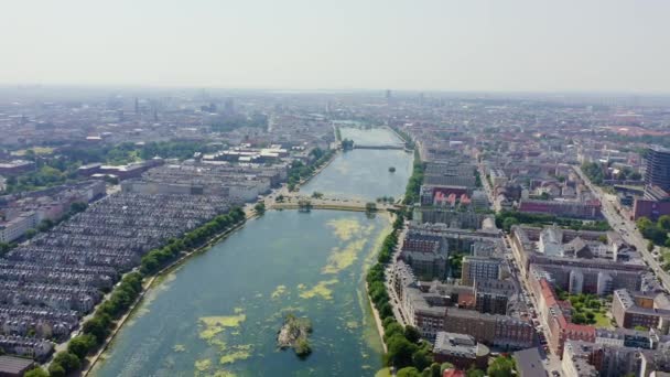 Kopenhagen, Denemarken. Centraal historisch deel van de stad, daken en Kopenhagen meren. Luchtfoto 's. 4K — Stockvideo