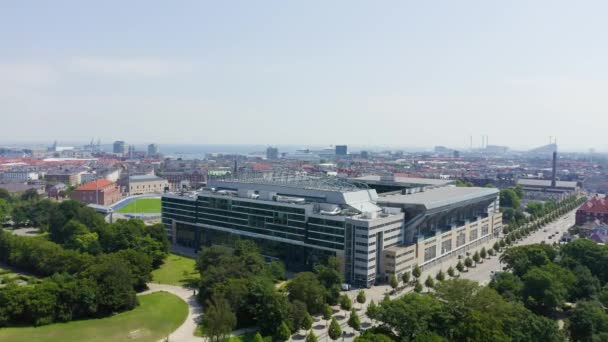 Копенгаген, Дания. Стадион Parken Stadium (Telia Parken) находится в Копенгагене. Место проведения матчей Евро-2020. Вид с воздуха. 4K — стоковое видео