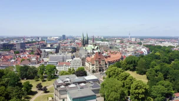 Bremen, Almanya. Bremen'in tarihi kısmı, eski şehir. Bremen Katedrali ( St Petri Dom Bremen ). Uçuşta görüntüle. 4k — Stok video