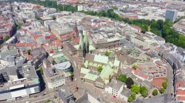 Bremen, Almanya. Bremen'in tarihi kısmı, eski şehir. Bremen Katedrali ( St Petri Dom Bremen ). Uçuşta görüntüle. 4k