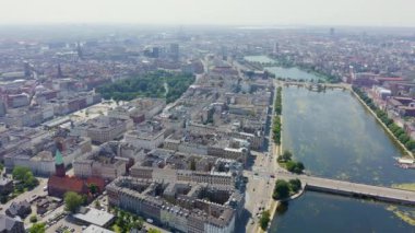 Kopenhag, Danimarka. Şehrin merkezi tarihi kısmı, şehir çatıları ve Kopenhag gölleri. Hava görüntüsü. 4K