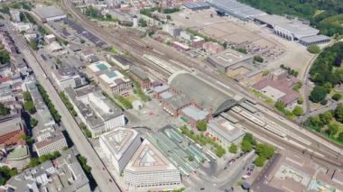 Bremen, Almanya. Bremen Hauptbahnhof ( Almanca: Bremen ana tren istasyonu). Uçuşta görüntüle. 4k