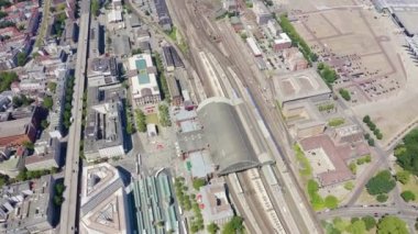 Bremen, Almanya. Bremen Hauptbahnhof ( Almanca: Bremen ana tren istasyonu). Uçuşta görüntüle. 4k