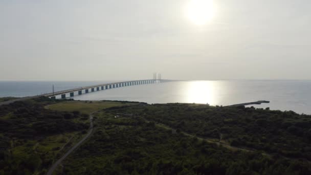 Mostu Oresund. Długi tunel i most ze sztuczną wyspą między Szwecją a Danią.. 4K — Wideo stockowe