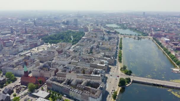 Copenhague, Dinamarca. Centro histórico de la ciudad, techos de la ciudad y lagos de Copenhague. Vista aérea. 4K — Vídeo de stock
