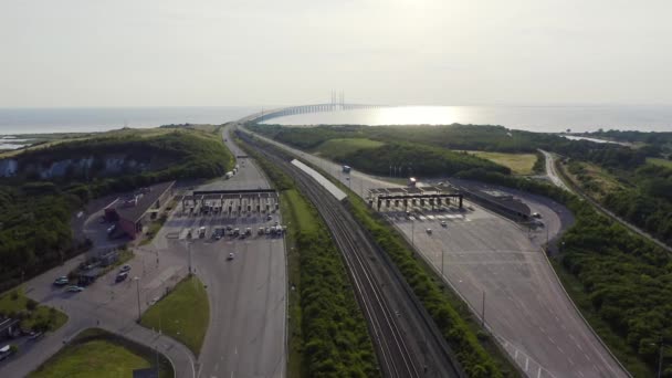 Malmo, Szwecja. Punkt płatności samochodu. Mostu Oresund. Długi tunel i most ze sztuczną wyspą między Szwecją a Danią. 4K — Wideo stockowe