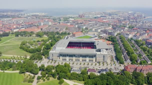 哥本哈根，丹麦。帕肯体育场（泰利亚·帕肯）是哥本哈根的一个体育场。欧足联2020年欧锦赛比赛场地。鸟瞰。4k — 图库视频影像