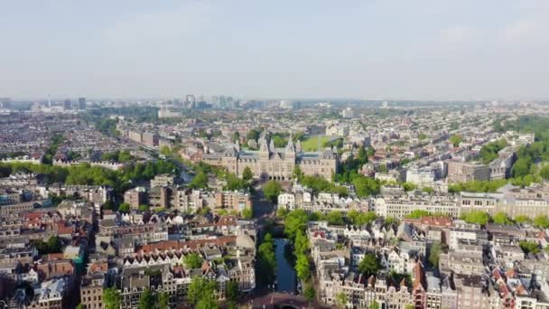 Амстердам, Нідерланди. Музею (державний музей). Будівля XIX століття. Пролітаючи над дахами міста. 4K — стокове відео