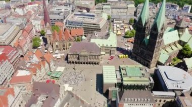 Bremen, Almanya. Bremen Pazar Meydanı (Bremer Marktplatz), Bremen Katedrali (St. Petri Dom Bremen). Uçuşun görüntüsü. 4K