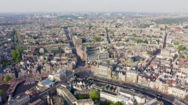Amsterdam, Hollanda. Şehrin çatılarında uçuyor. Kentsel nakliye kanalları ile şehrin tarihi bölümü. 4k