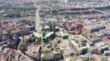 Bremen, Almanya. Bremen'in tarihi kısmı, eski şehir. Bremen Katedrali ( St Petri Dom Bremen ). Uçuşta görüntüle. 4k