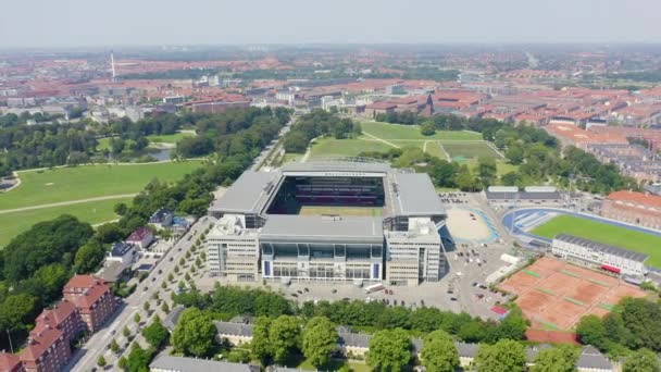 Копенгаген, Дания. Стадион Parken Stadium (Telia Parken) находится в Копенгагене. Место проведения матчей Евро-2020. Вид с воздуха. 4K — стоковое видео