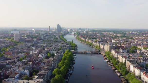 Ámsterdam, Países Bajos. Volando sobre los tejados de la ciudad. Río Amstel. 4K — Vídeo de stock