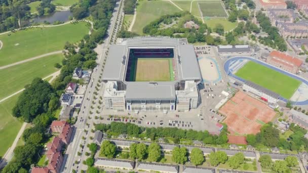 Copenhaga, Dinamarca. O Estádio Parken (Telia Parken) é um estádio localizado em Copenhague. Local de jogos UEFA Euro 2020. Vista aérea. 4K — Vídeo de Stock